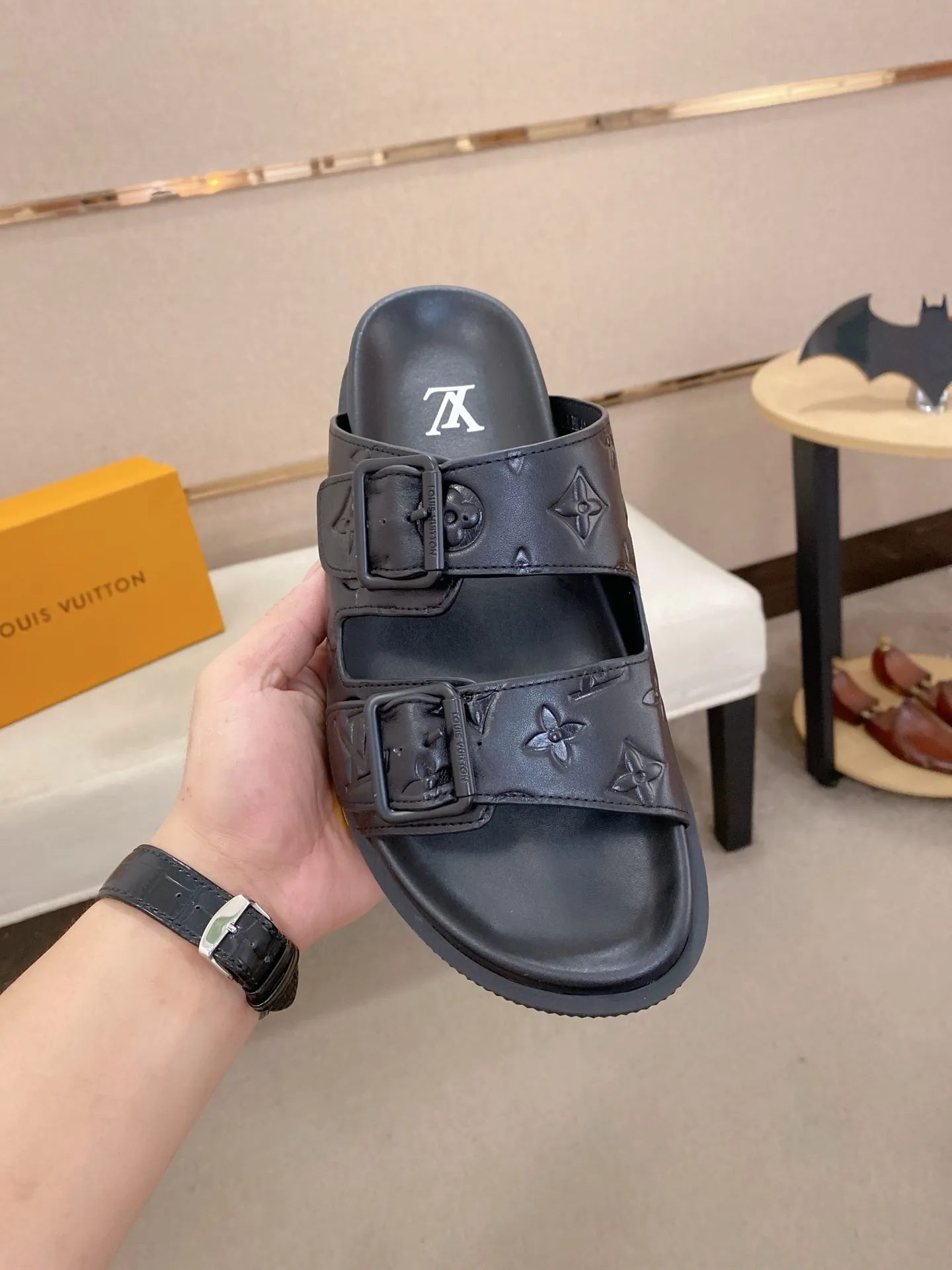 Factory price: 420💰Made by LV🔍Top purchasing agent. Men's spring and summer slippers are available at the same counter. The uppers are made of cowhide imported from Italy. High-quality craftsmanship, soles: original soles specially provided by the original factory, exclusive movable molded soles are super comfortable, original factory follow-up goods, 🔍🔍high quality, can be entered and exited the counter at will, welcome to compare, code number 38-44. Can be customized45
